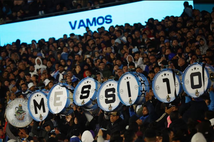 Sự từ biệt nghẹn ngào của Messi khiến fan hâm mộ chấn động