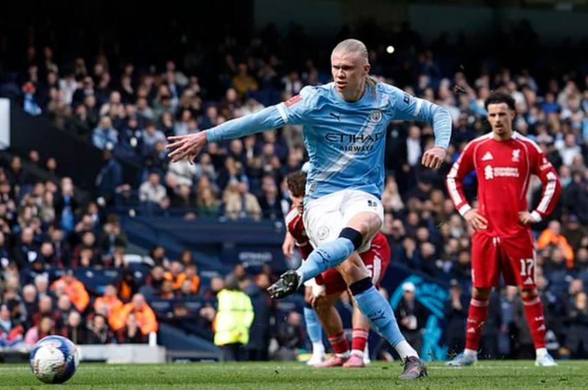 Haaland sút bóng theo hướng ngược với thủ môn Giorgi Mamardashvili